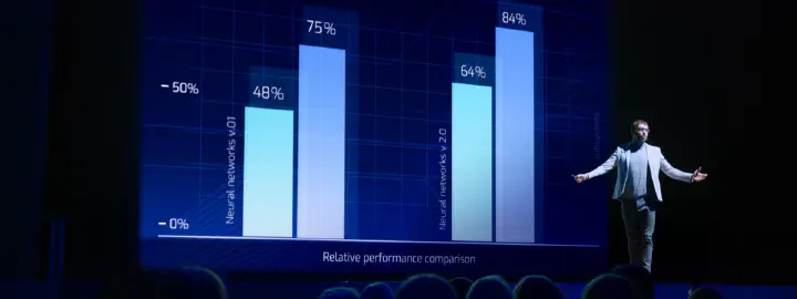 Orateur sur scène avec une présentation PowerPoint sur l'écran